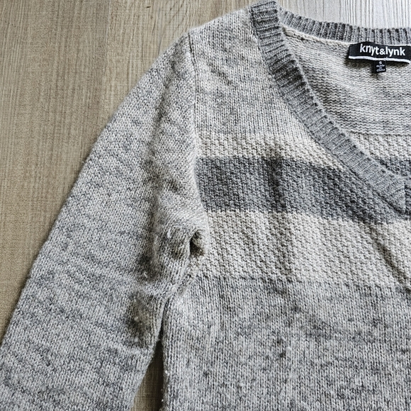 Knyt & Lynk Womens Cashmere sweater gray beige striped V Neck Small soft - Picture 3 of 6
